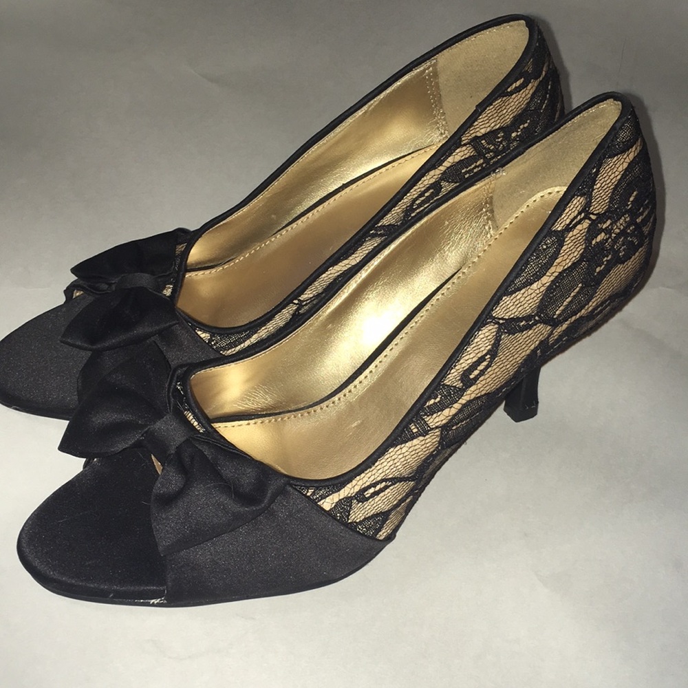 Lace bow heels